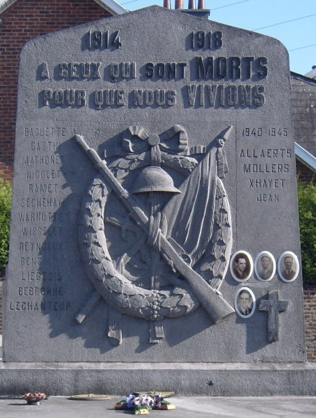 Муниципалитет Pettit-rechain. Памятник на коммунальном кладбище погибшим воинам обеих войн. 