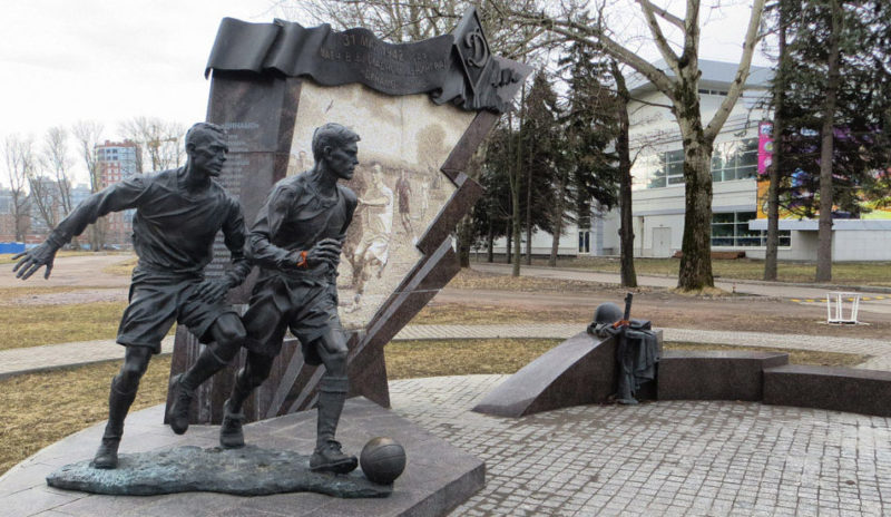 Памятник футболистам блокадного Ленинграда.