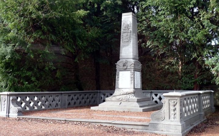 Совет Kasteelbrakel. Военный мемориал воинам, погибшим в обеих мировых войнах.