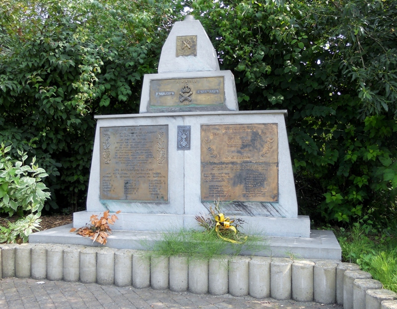 Муниципалитет Fleron. Памятник защитникам форта в обеих войнах.