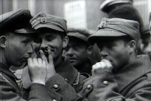 Советские и польские солдаты на улице города. Сентябрь 1939 г. 