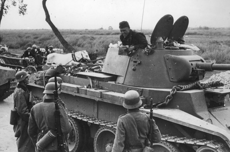 Советский танкист общается с немецким патрулем на демаркационной линии в Польше. Сентябрь 1939 г.