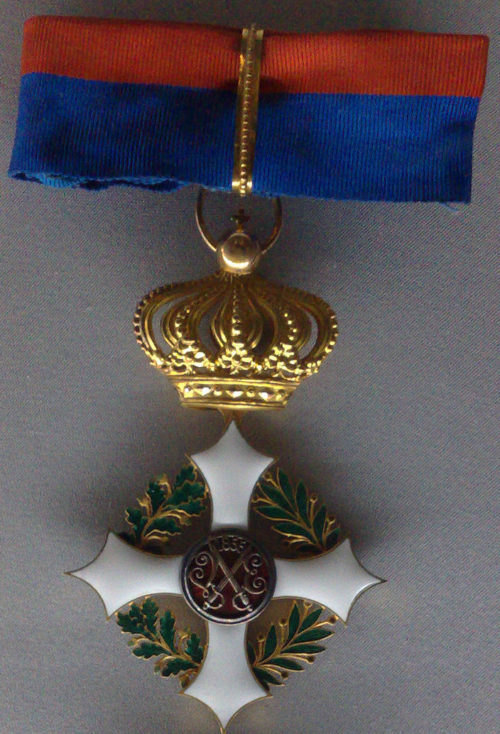 Знак Великого офицера Савойского военного ордена на шейной ленте.