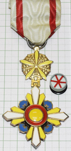 Орден Благоприятных Облаков 5-го класса с орденской розеткой.