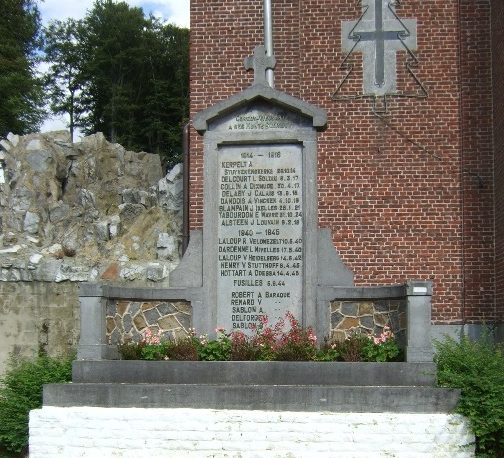 Совет Vieusart. Памятник во дворе церкви, посвященный погибшим воинам в обеих мировых войнах. 