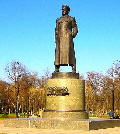 Памятник маршалу Г. К. Жукову.