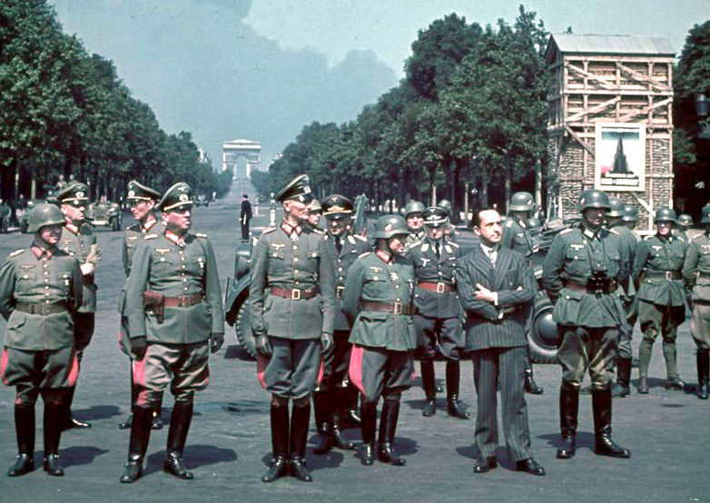 Немецкие генералы на параде победы в Париже на фоне Триумфальной арки, Елисейских полей. По центру Командующий Группой армии «B» Федор фон Бок. 14 Июня 1940 г.