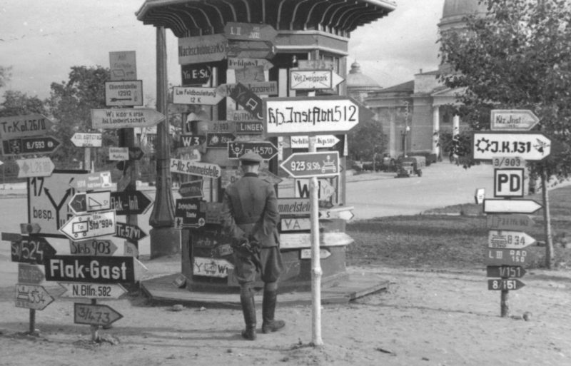 Немецкий офицер рассматривает дорожные указатели в оккупированном Курске. Лето 1942 года.