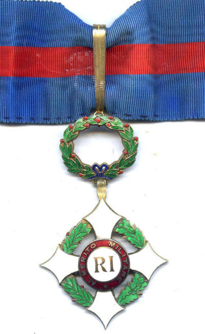 Знак Великого офицера Военного ордена на шейной ленте.