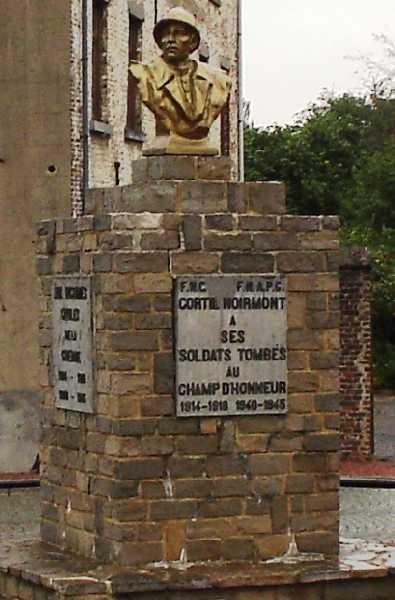 Совет Cortil. Памятник, посвященный погибшим воинам в обеих мировых войнах. 