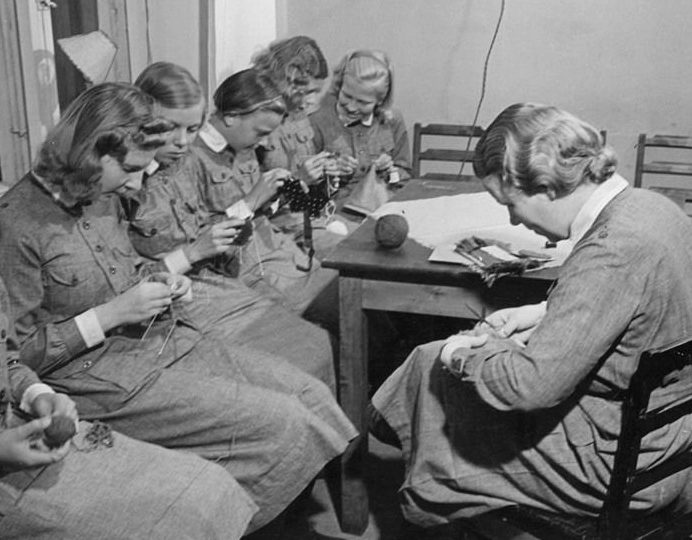 Члены организации вяжут носки для солдат. Январь 1939 г.