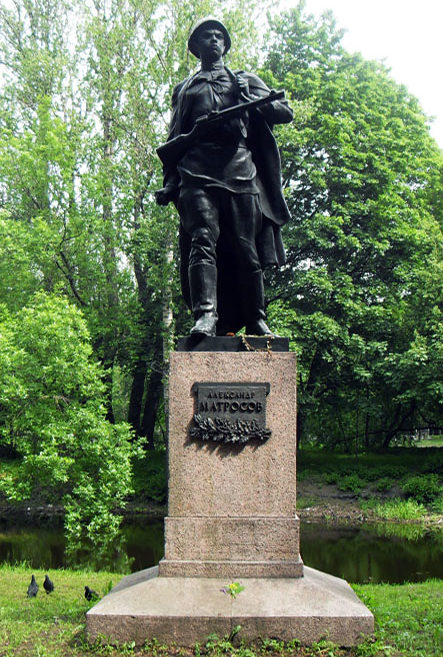 Памятник Герою Советского Союза А. Матросову. Высота скульптуры - 2,5 м, высота постамента - 2 м. Скульптор - Л. Ю. Эйдлин.