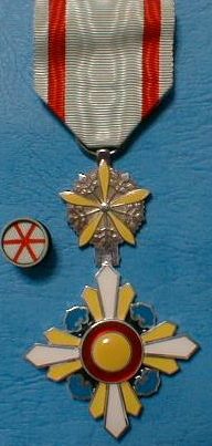 Аверс и реверс ордена Благоприятных Облаков 6-го класса с орденской розеткой.