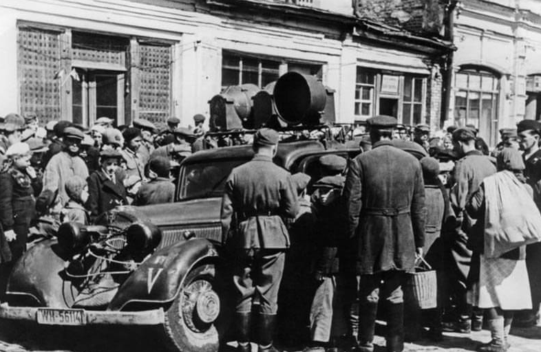 Немецкая агитмашина на улице города. Лето 1942 г.