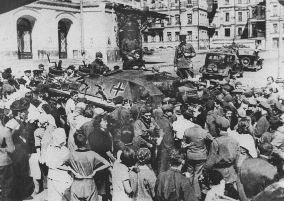 Подбитый немецкий танк, привезённый в Одессу. Сентябрь 1941 г.