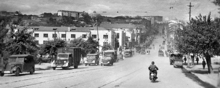 Немецкая колонна в городе. Август 1942 г. 