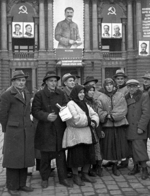 Делегаты Народного собрания перед Оперным театром. Осень 1939 г.