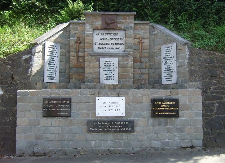 Муниципалитет Сурт-Сант-Этинне. Памятник французским солдатам, павшим в мае 1940 г. 