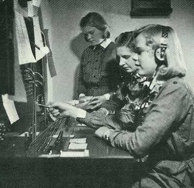 «Лотты» на телефонном коммутаторе. 1939 г.
