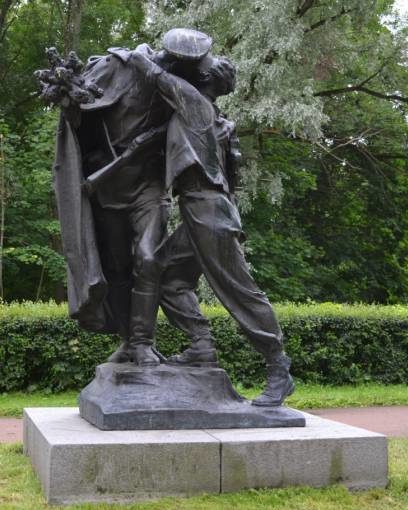 Памятник «Братья по оружию». 