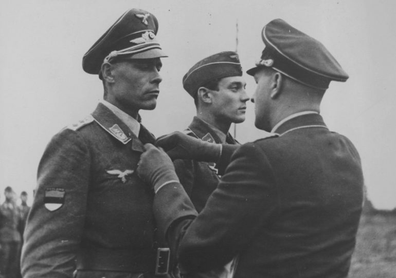 Награждение эстонского пилота Люфтваффе в звании гауптмана Железным крестом 2-го класса. 1943 г.