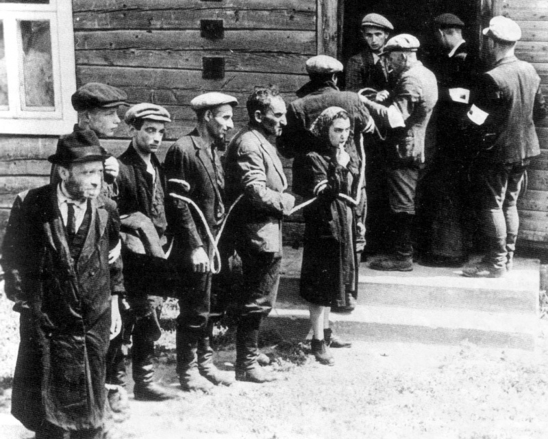 Связанные евреи, охраняемые литовской вспомогательной охраной. Июль 1941 г.