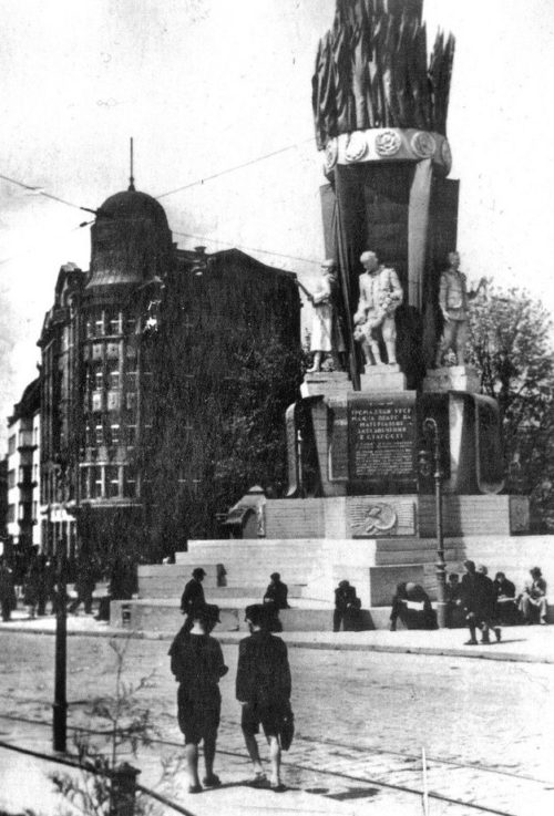 Быстро сооруженный памятник Конституции. 1940 г.