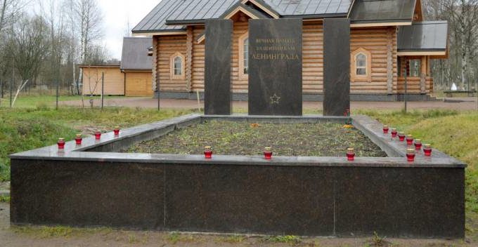 г. Санкт-Петербург. Памятник в Полежаевском парке установлен на братской могиле, в которой захоронены останки более 80 советских воинов. 