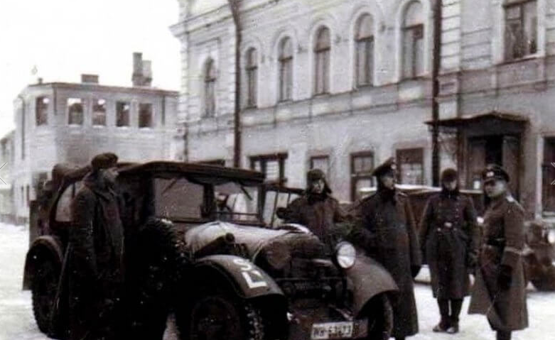 Немцы у здания гестапо. Январь 1943 г.