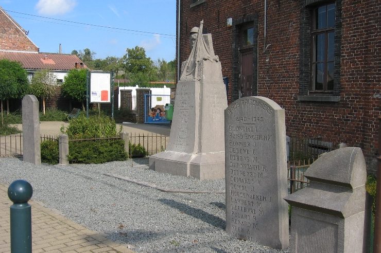 г. Graty. Памятник погибшим в обеих войнах был установлен в 1951 г.