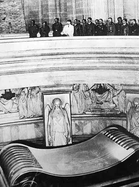 Гитлер на могиле Наполеона. 28 июня 1940 г. 