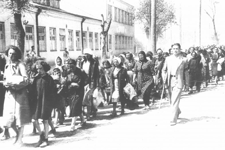Колонна еврейских женщин и детей под конвоем литовской «самообороны». 1941 г.