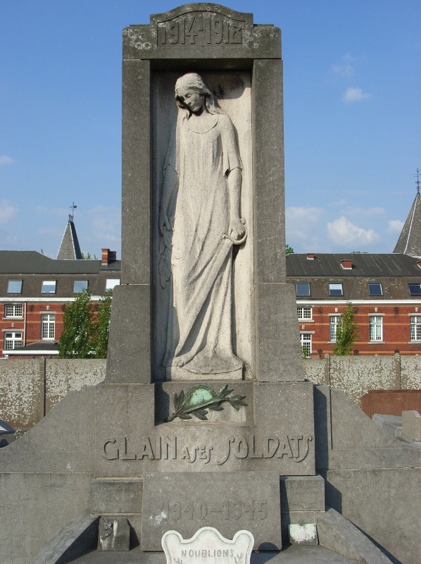 Муниципалитет Glain. Памятник на общинном кладбище воинам обеих войн.