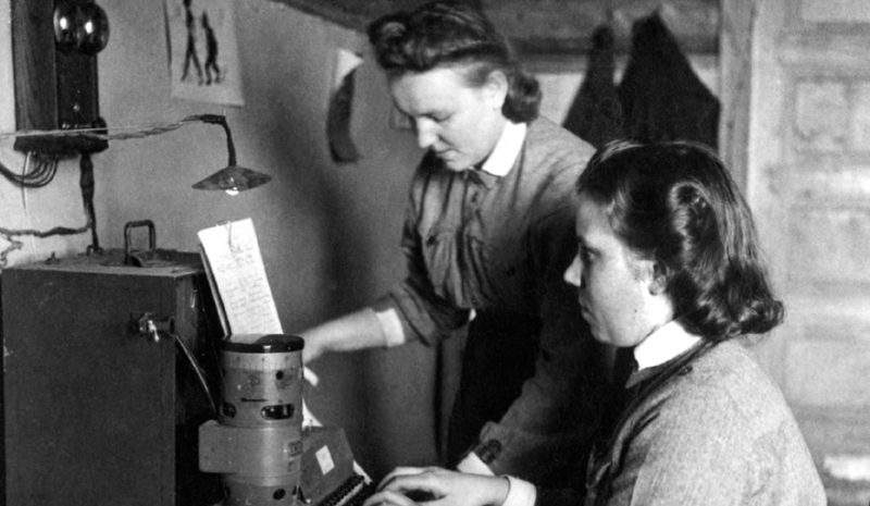 «Лотты» у телеграфного аппарата. 1939 г.