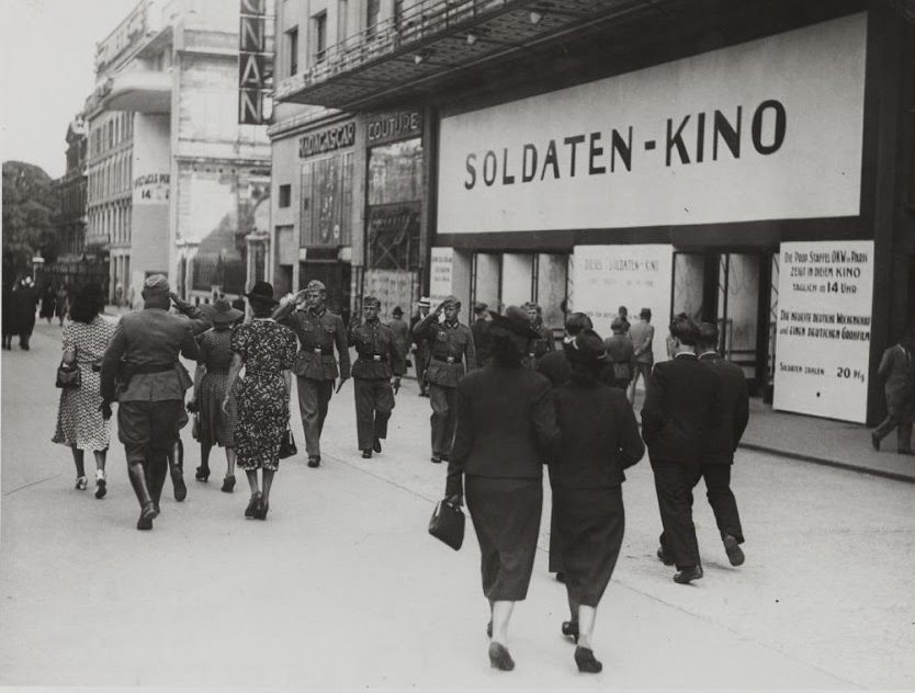 Кинотеатр «Мариньян» теперь только для немецких солдат. Елисейские Поля. 30 июня 1940 г.