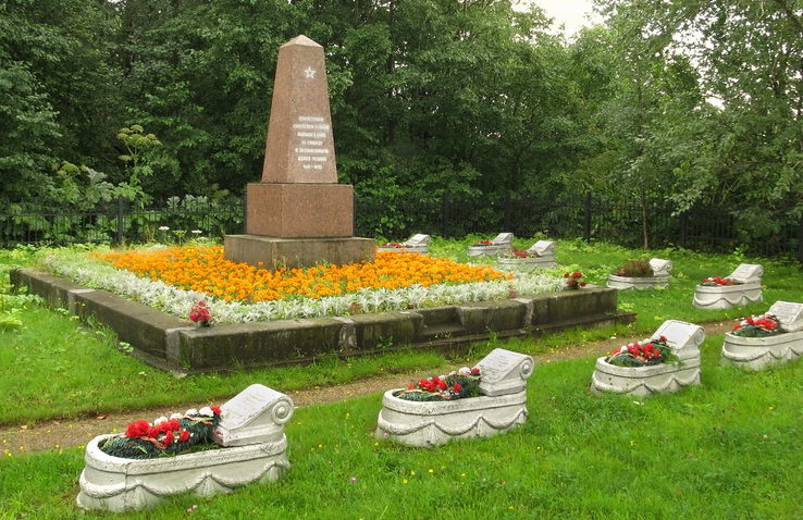 Центральный памятник кладбища.