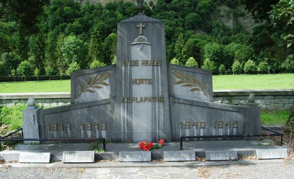 Муниципалитет Aywaille. Военный мемориал двух войн на кладбище.
