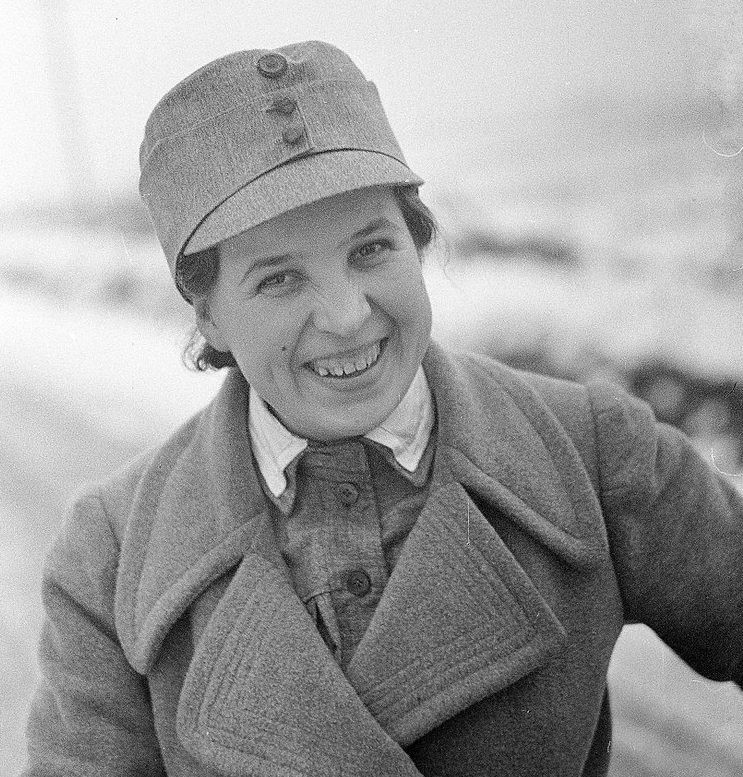 Лиля Хартикайнен член «Lotta Svärd» в Териоки. Ноябрь 1939 г. 