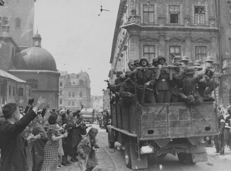 Жители города встречают немецкие войска. Июнь 1941 г.