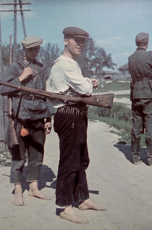 Украинские полицейские и немецкий солдат в оккупированном селе. Август 1941 г.