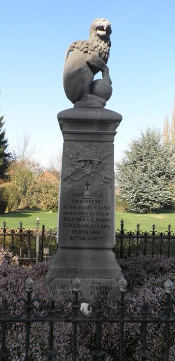 Муниципалитет Hellebecq. Памятник заключенным и депортированным во время обеих войн. 