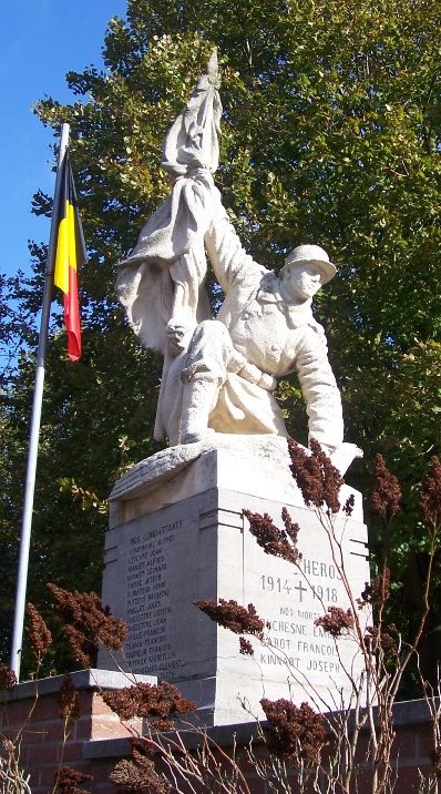 Муниципалитет Grand-hallet. Памятник погибшим воинам и жертвам обеих войн.