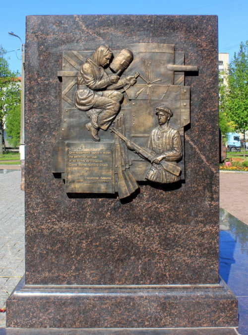 Скульптурные барельефы у памятника.