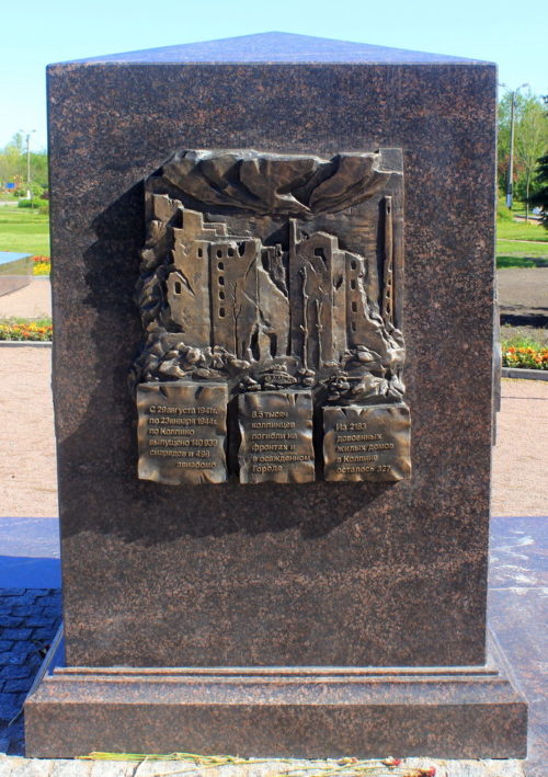 Скульптурные барельефы у памятника.