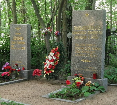 Памятники на могилах летчиков. 