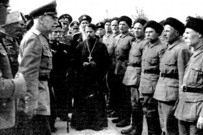 Священник благословляет казачков дивизии «Руссланд». 1942 г.
