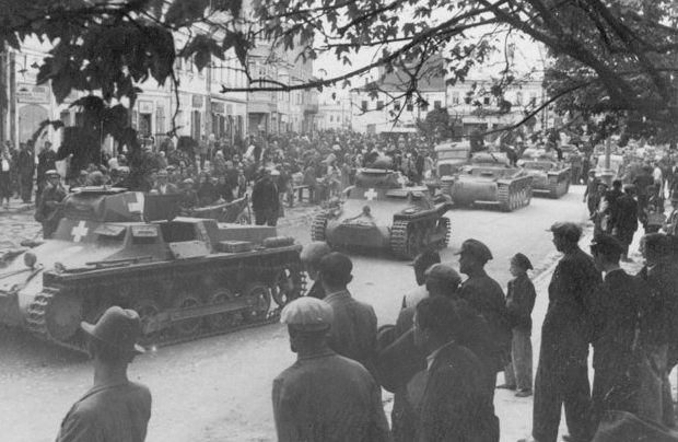 Жители города встречают немецкие войска. Июнь 1941 г. 