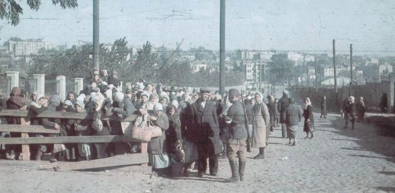 Украинские полицаи поддерживают порядок в толпе женщин. Киев, октябрь 1941 г.