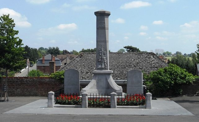 Коммуна Horrues. Памятник воинам, погибшим в обеих войнах.