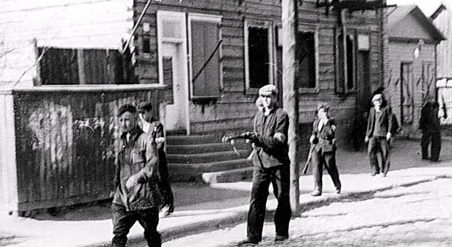 Полицаи ведут задержанного окруженца. Украина, лето 1941 г.